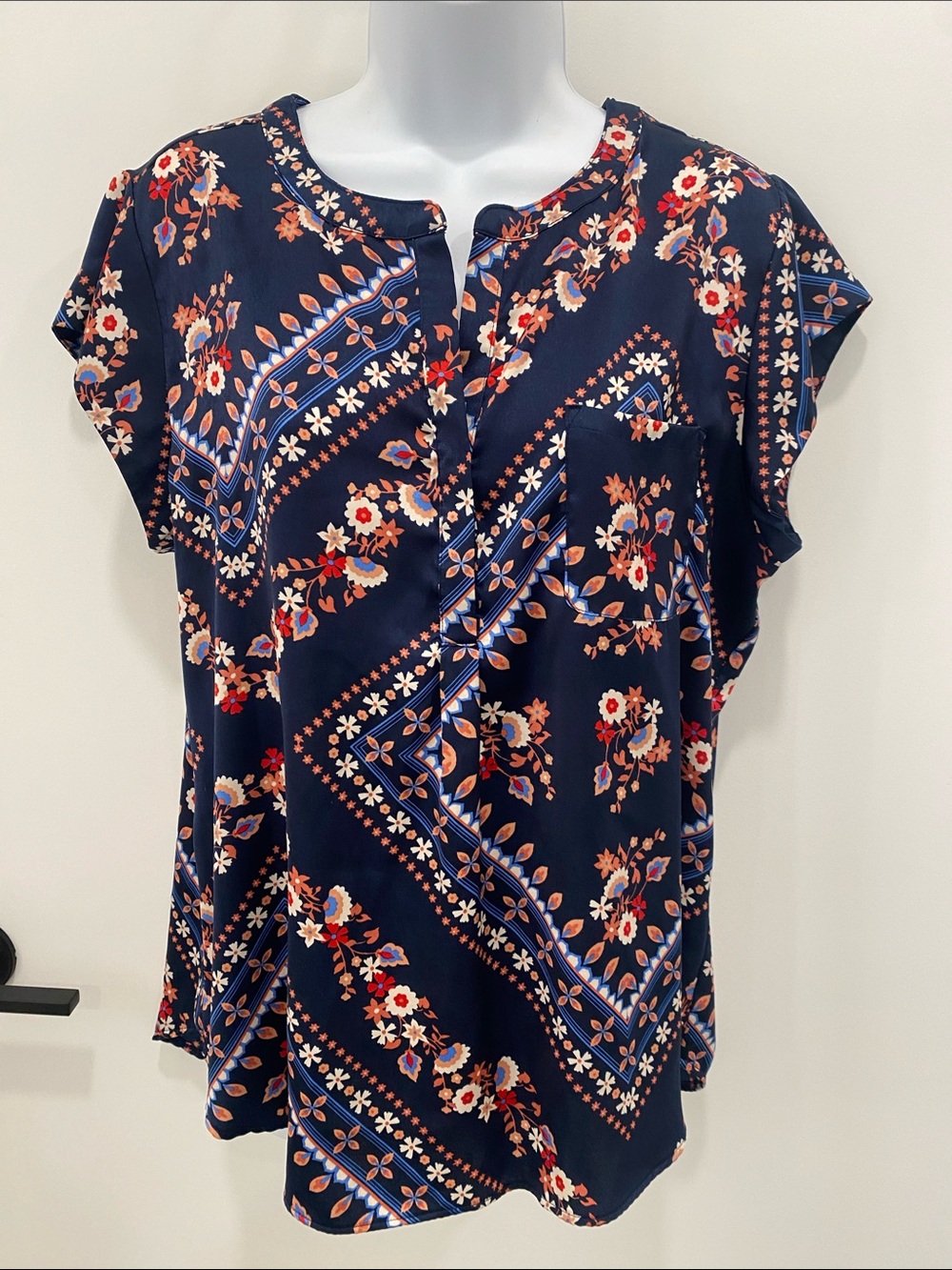 Liz Clairborne  Navy Floral Split-Neck Short Sleeve Top L